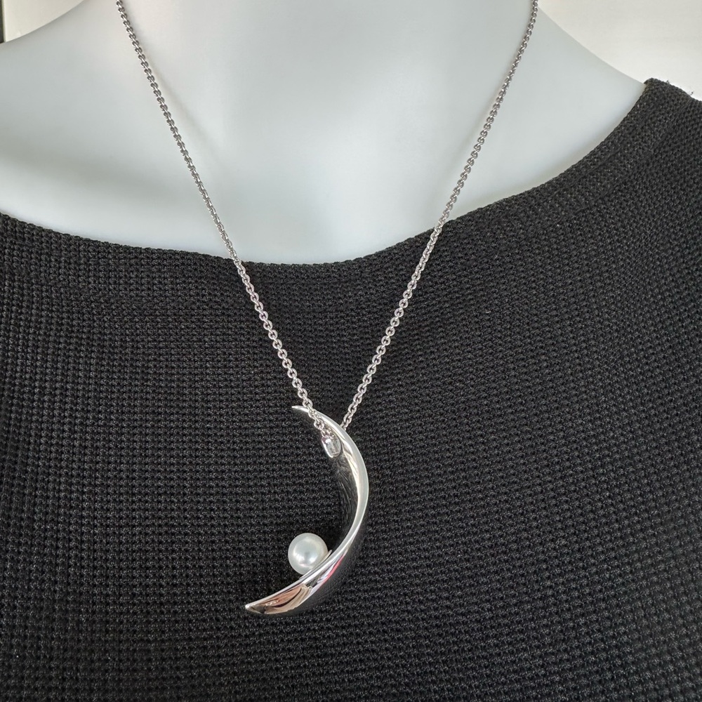 ⭐️Mikimoto crescent shaped sterling silver .925 pearl pendant necklace